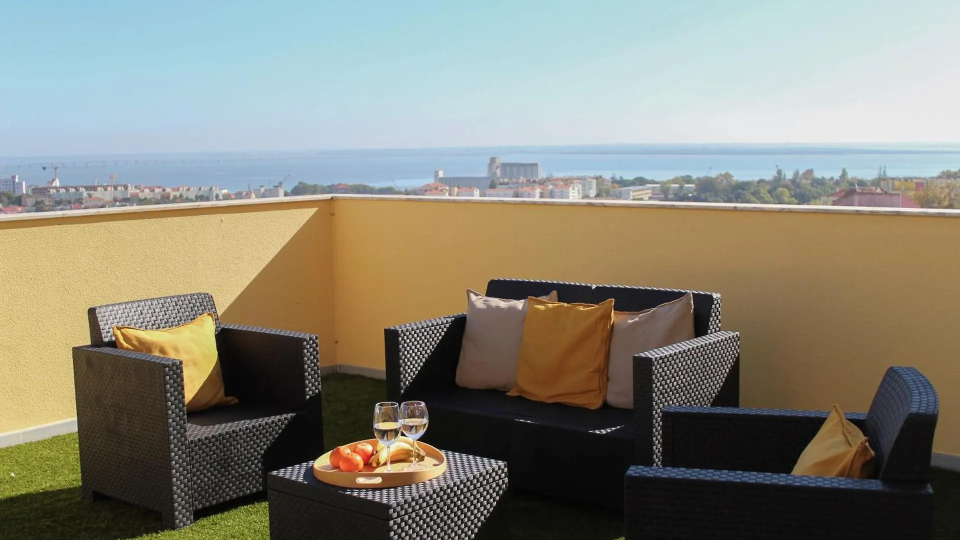 One Bedroom Apartment With Stunning River Views And Private Rooftop! location